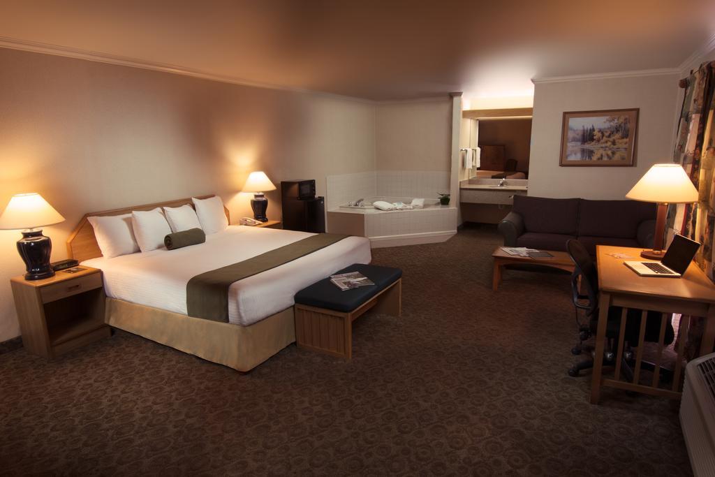 The Redwood Riverwalk, A Boutique Hotel Fortuna Buitenkant foto